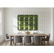 Sufragerie cu masă de sufragerie, scaune și perete vegetal