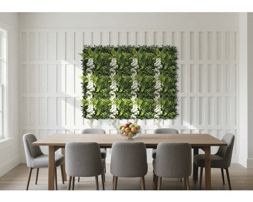 Sufragerie cu masă de sufragerie, scaune și perete vegetal