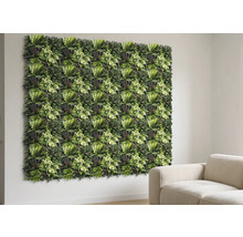 Perete cu panouri de plante verzi și decor lângă o canapea bej