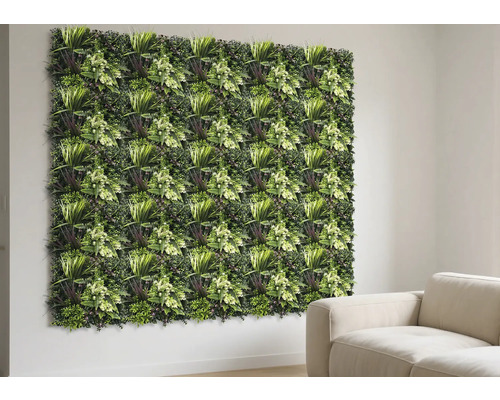 Perete cu panouri de plante verzi și decor lângă o canapea bej