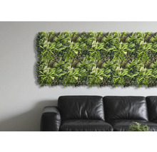 Panou de perete cu plante artificiale ca decor deasupra unei canapele