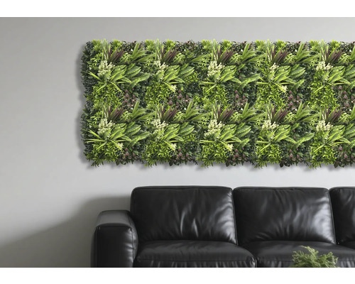 Panou de perete cu plante artificiale ca decor deasupra unei canapele