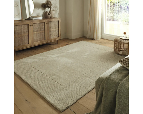 Covor bej dreptunghiular în camera de zi pe podea de lemn