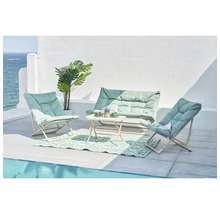 Set de mobilier de grădină cu două fotolii, bancă și masă pe un covor de exterior