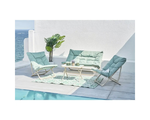 Set de mobilier de grădină cu două fotolii, bancă și masă pe un covor de exterior