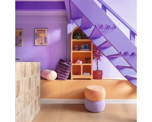 Interior cu scară violet, raft portocaliu și elemente decorative precum perne și taburete
