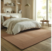 Dormitor cu pat, măsuță laterală și covor dreptunghiular