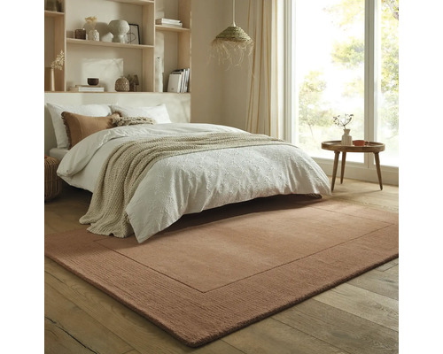 Dormitor cu pat, măsuță laterală și covor dreptunghiular