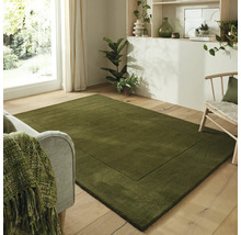 Un living cu un covor dreptunghiular texturat