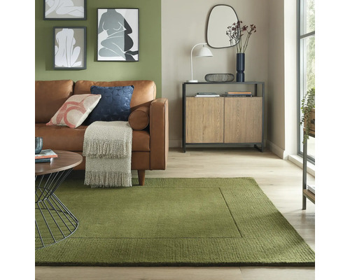 Living cu canapea de piele, măsuță laterală, dulap și covor verde