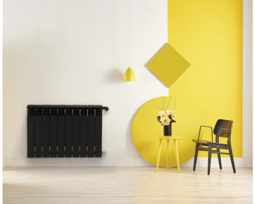 Imagine cu calorifer panou, măsuță laterală cu flori, scaun și forme geometrice pe perete