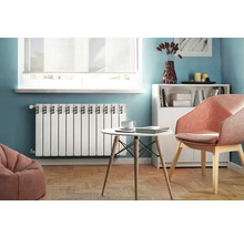 Living cu calorifer, măsuță laterală, fotoliu și bibliotecă pentru o atmosferă confortabilă