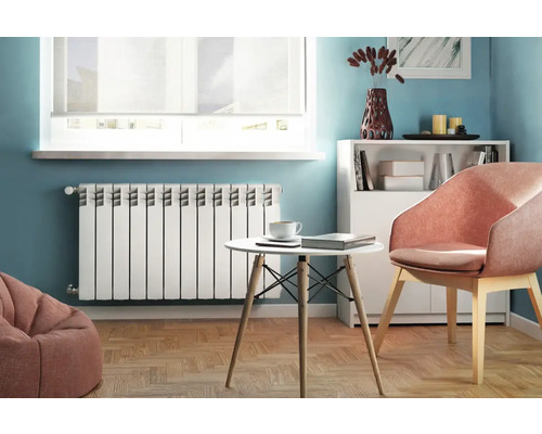 Living cu calorifer, măsuță laterală, fotoliu și bibliotecă pentru o atmosferă confortabilă