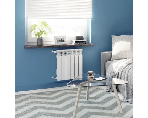 Cameră de zi cu calorifer, pervaz cu decorațiuni și măsuță de cafea