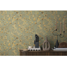 Cameră decorativă cu tapet cu model și obiecte decorative pe un dulap