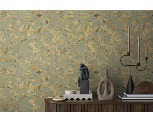 Cameră decorativă cu tapet cu model și obiecte decorative pe un dulap