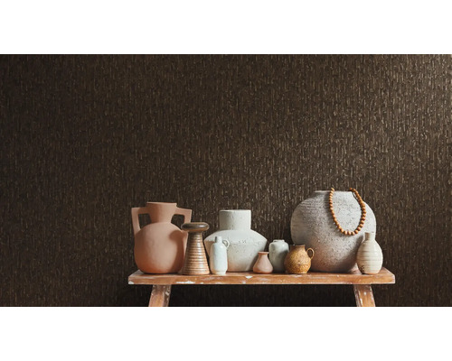 Diverse vaze pe o masă în fața unui perete texturat