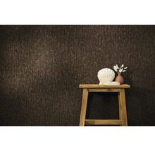 Tapet cu structură verticală pe un perete