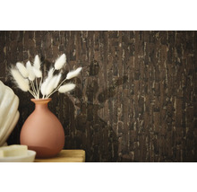 Design decorativ de perete cu tapet cu aspect de piatră și vază cu iarbă ornamentală