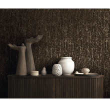 Design decorativ de perete cu tapet texturat închis, combinat cu accesorii de locuință moderne pe o comodă din lemn.