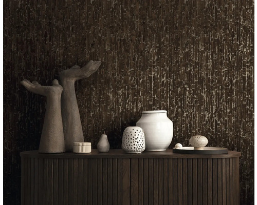 Design decorativ de perete cu tapet texturat închis, combinat cu accesorii de locuință moderne pe o comodă din lemn.