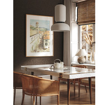 Sufragerie cu masă, scaune, lampă suspendată și decorațiuni