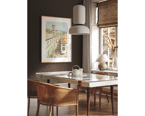 Sufragerie cu masă, scaune, lampă suspendată și decorațiuni