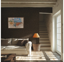 Sufragerie cu tapet structurat maro, canapea și scară