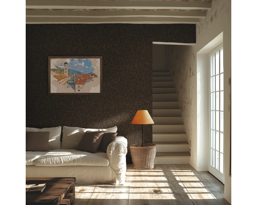 Sufragerie cu tapet structurat maro, canapea și scară