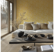 Living luminos cu canapea, perne și obiecte decorative pe o masă