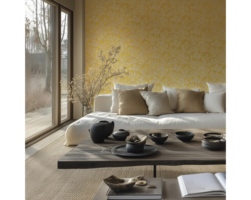 Living luminos cu canapea, perne și obiecte decorative pe o masă