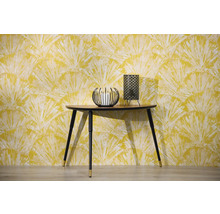 Scenă cu consolă, suport pentru lumânare și lampă de masă în fața unui tapet cu model