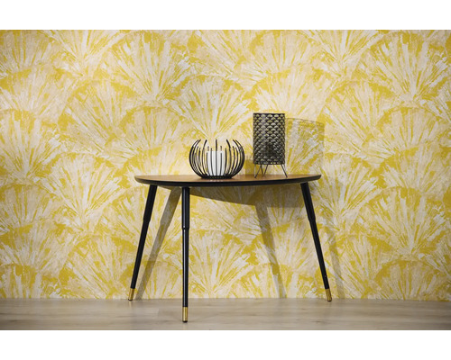 Scenă cu consolă, suport pentru lumânare și lampă de masă în fața unui tapet cu model