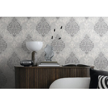 Living decorativ cu tapet cu model și comodă din lemn