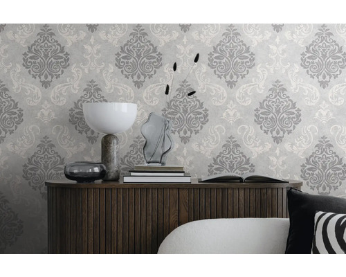 Living decorativ cu tapet cu model și comodă din lemn