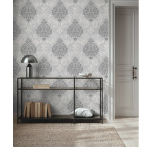 Cameră decorativă cu tapet cu model, raft și ușă