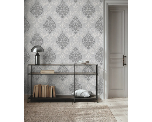 Cameră decorativă cu tapet cu model, raft și ușă