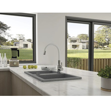 Scenă de bucătărie cu chiuvetă, robinet și aparate de bucătărie pe un blat