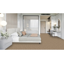 Dormitor cu pat, noptieră și covor cu model