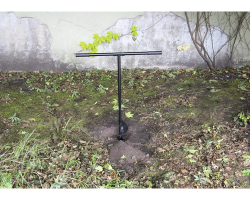 Burghiu de pământ în grădină