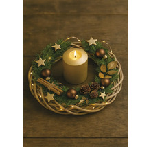 Coroană decorativă de Advent cu lumânare, ramuri de brad, stele, globuri de Crăciun, conuri de pin, frunze aurii, batoane de scorțișoară și lanț luminos