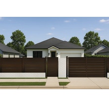 Casă rezidențială modernă cu gard din lemn și zid de cărămidă albă