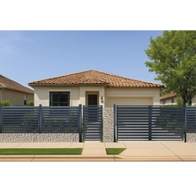 O casă cu un gard modern cu elemente orizontale și o poartă pietonală și o poartă de intrare.