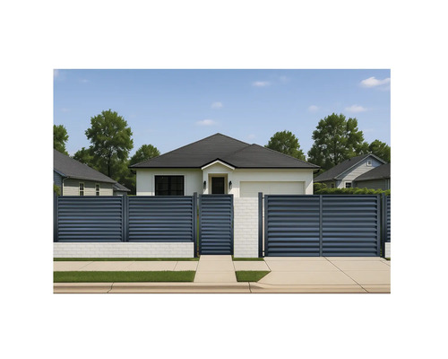 Casă cu gard modern și poartă de intrare