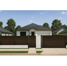 Vedere a unei case cu un gard din lemn ca graniță a proprietății