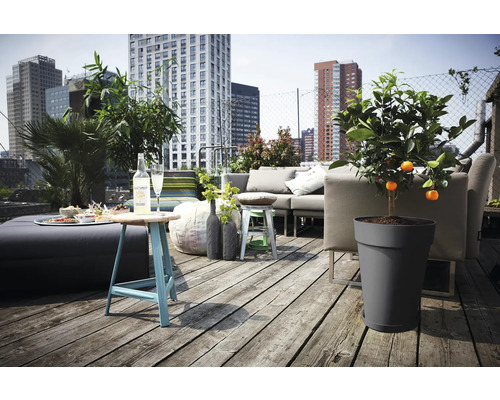 Idee de amenajare pentru un balcon urban cu mobilier de lounge, masă și plante