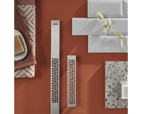 Natură statică de baie cu două sifoane de duș, prosoape, săpun, faianță și loțiune