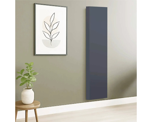 Hol cu radiator de perete, plantă și tablou