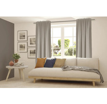 Living cu canapea, perdele și decorațiuni pentru o atmosferă primitoare