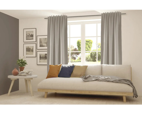 Living cu canapea, perdele și decorațiuni pentru o atmosferă primitoare